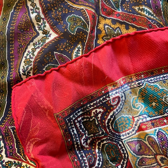 ABSOLUTELY STUNNING YSL silk scarf - Picture 3 of 4